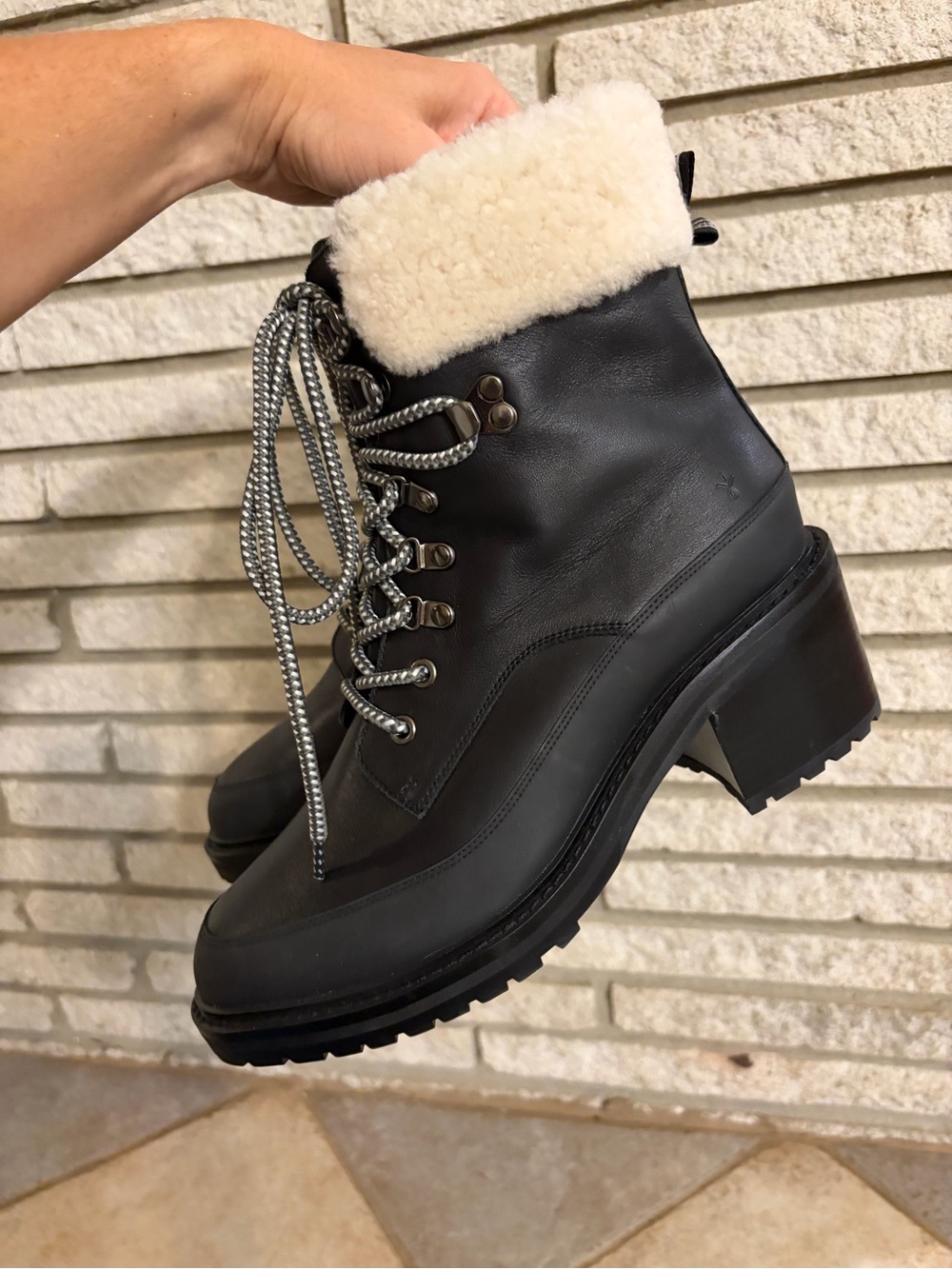 Emu Australia Women's Black Leather Shearling-Lined Lace-Up Ankle Boots